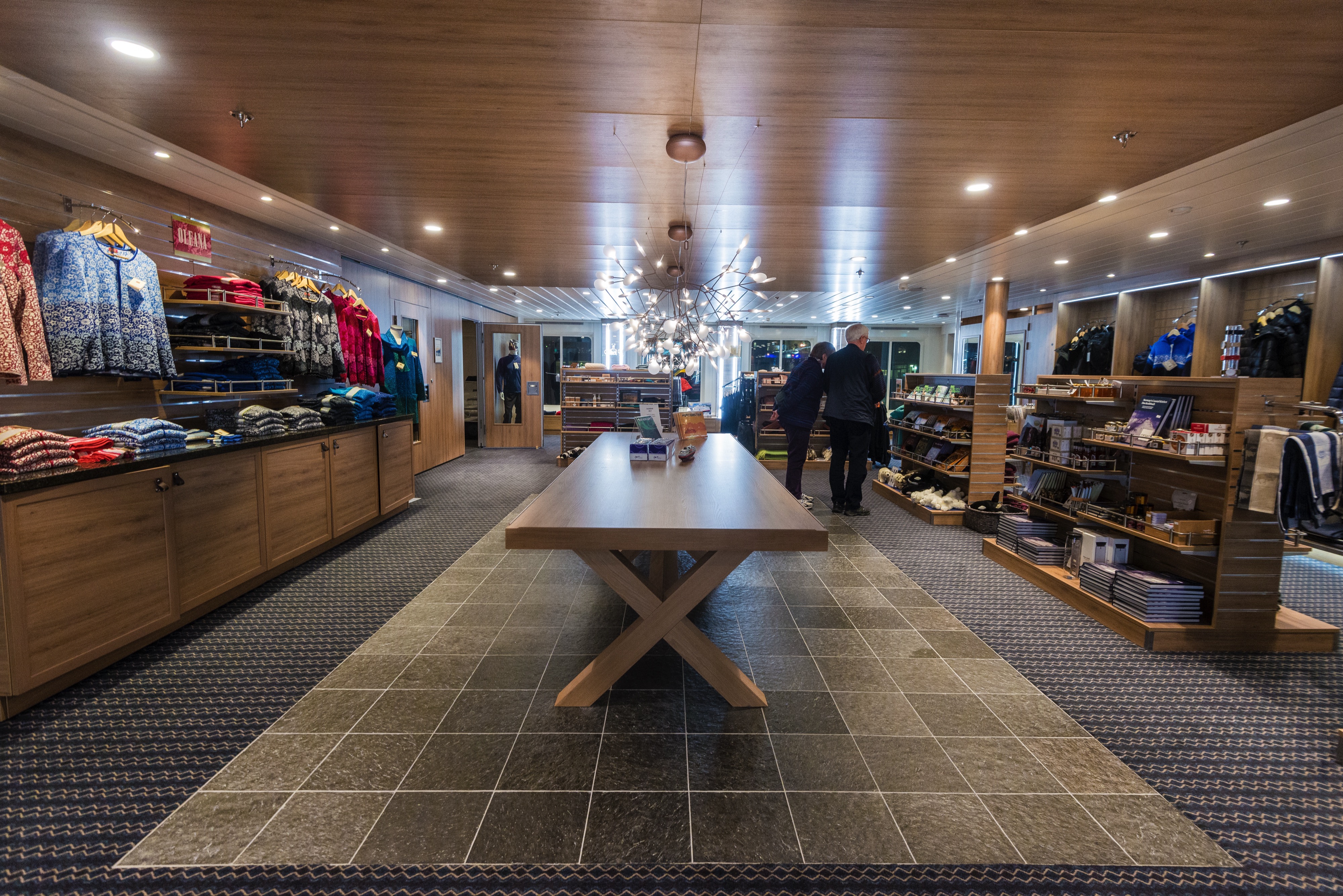 MS Trollfjord - Shopping